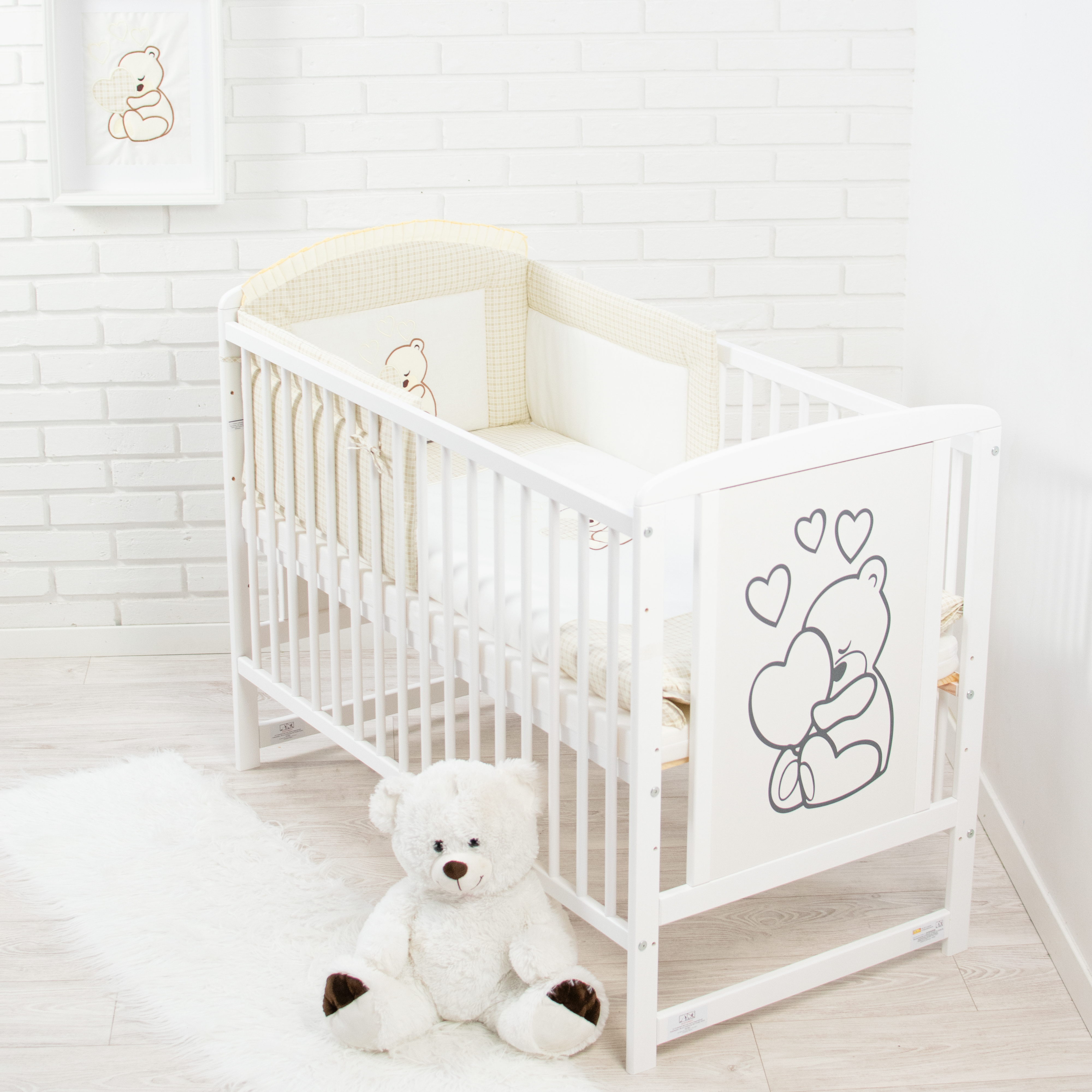 Ochraniacz na szczebelki z motywem misia – bezpieczeństwo i miękkość.